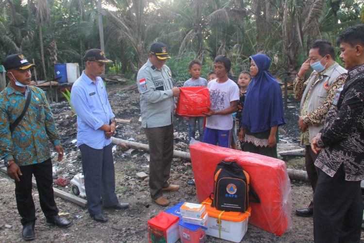 Wabup Hairan saat Menyerahkan Bantuan Korban Kebakaran