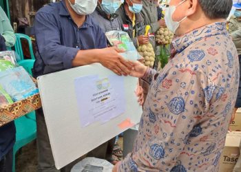 Ali Martopo Saat menerima bantuan mesin penggiling padi dari Gubernur Jambi Al Haris/ foto: doc.humas