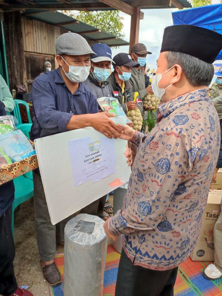 Ali Martopo Saat menerima bantuan mesin penggiling padi dari Gubernur Jambi Al Haris/ foto: doc.humas