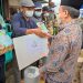 Ali Martopo Saat menerima bantuan mesin penggiling padi dari Gubernur Jambi Al Haris/ foto: doc.humas