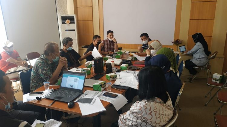 Rapat pembahasan kenaikan upah minimum Provinsitahun 2022 diruang rapat Disnakertrans Provinsi Jambi (foto: datut/Ampar.id)