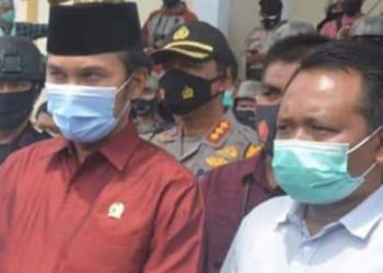 Ketua DPRD provinsi Jambi Edi Purwanto (merah)