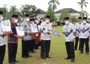 Gubernru Jambi Al Haris saat memberikan bantuan ke PGRI