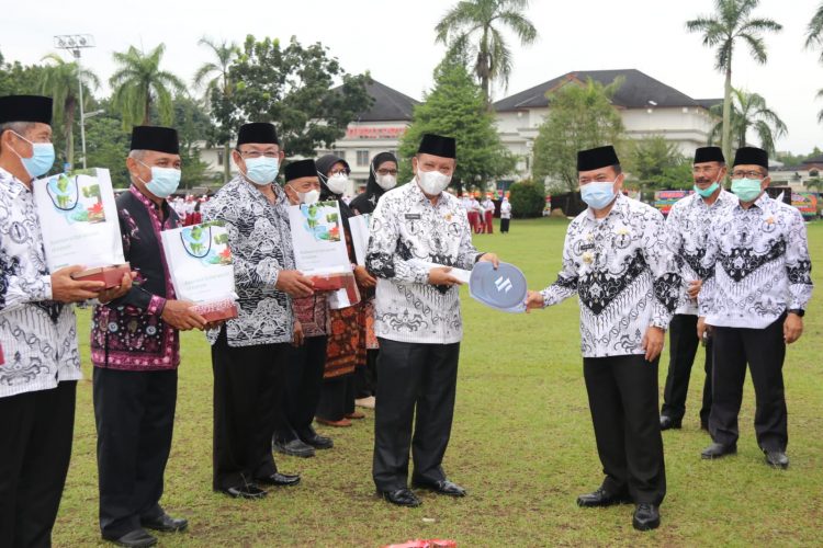 Gubernru Jambi Al Haris saat memberikan bantuan ke PGRI