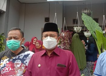 Wakil Walikota Jambi dr Maulan (merah)