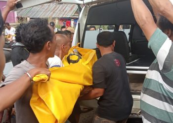 Mayat perempuan di Muarojambi saat edievakuasi oleh polsisi/ Foto: Ichsan (ampar)
