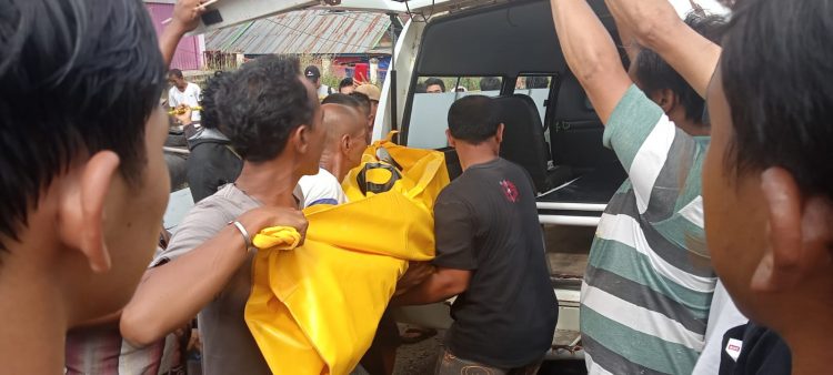 Mayat perempuan di Muarojambi saat edievakuasi oleh polsisi/ Foto: Ichsan (ampar)