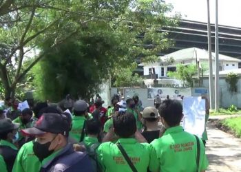 Buruh aksi di gerbang PT Djambi Waras/ foto; Ichsan