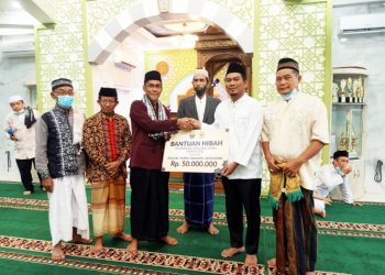 Wakil Ketua (Waka) Dewan Perwakilan Rakyat Daerah (DPRD) provinsi Jambi, Rocky Candra, menyerahkan bantuan dana hibah/ Foto: Juanda