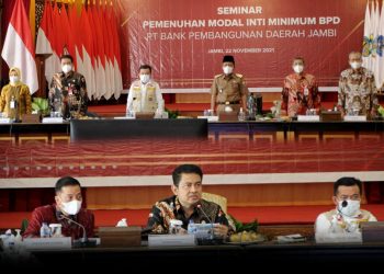 Al Haris Gubernur Jambi (rompi abu-abu)/ist