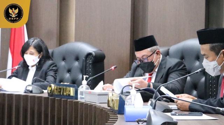Dewan Kehormatan Penyelenggara Pemilu (DKPP) menjatuhkan sanksi pemberhentian tetap kepada anggota KPU Kabupaten Kaur, Meixxy Rismanto. (Foto: DKPP)