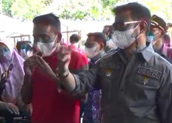 Mentan RI saat mengusir wartawan keluar ruangan pabrik oinang di Jambi