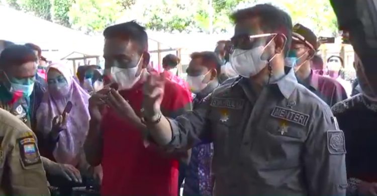 Mentan RI saat mengusir wartawan keluar ruangan pabrik oinang di Jambi