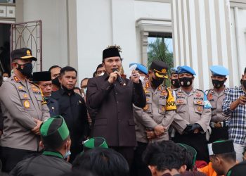 Edi Purwanto Ketua DPRD Provinsi Jmabi saat menemui pendemo