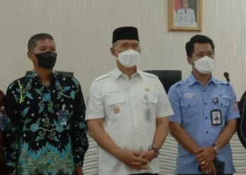 Walikota Jambi Syarif Fasha (tengah)/ Foto: meli