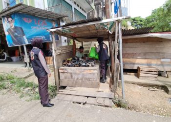 Tim Srikandi Squad 01 Polres Merangin saat membagikan sembako dan masker gratis ke masyarakat