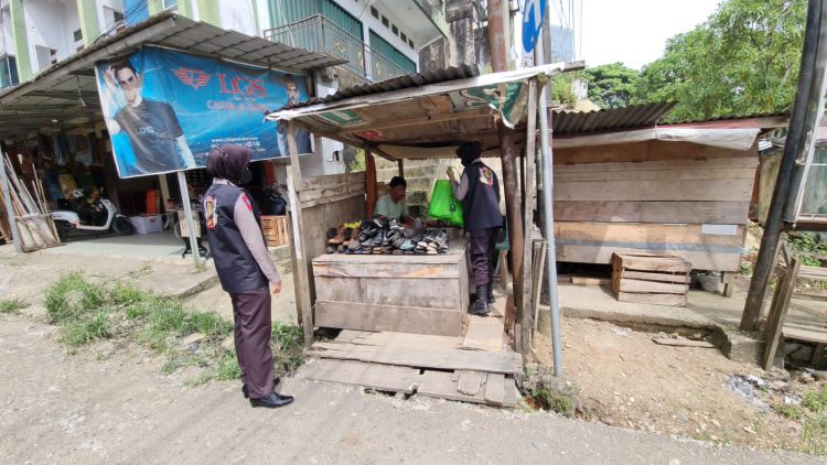 Tim Srikandi Squad 01 Polres Merangin saat membagikan sembako dan masker gratis ke masyarakat