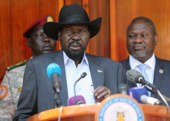 Arsip-Presiden Sudan Selatan Salva Kiir Mayardit diapit oleh mantan wakil presiden dan mantan pemimpin pemberontakan Riek Machar mengadakan konferensi pers di State House di Juba, Sudan Selatan, Kamis (20/2/2020). (REUTERS/JOK SOLOMUN)