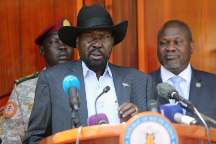 Arsip-Presiden Sudan Selatan Salva Kiir Mayardit diapit oleh mantan wakil presiden dan mantan pemimpin pemberontakan Riek Machar mengadakan konferensi pers di State House di Juba, Sudan Selatan, Kamis (20/2/2020). (REUTERS/JOK SOLOMUN)