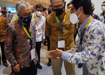 penerima manfaat CSR PetroChina mas Firdaus, petani muda kopi liberika, saat menjelaskan kopi liberika kepada Kepala SKK Migas Bapak Dwi Soetjipta dan Dirjen Migas Bapak Tutuka Ariadji