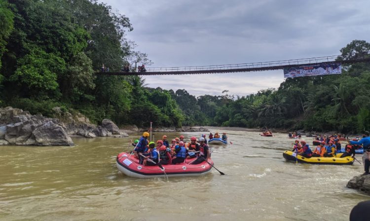 Peserta Geo Fun Rafting menyusuri sungai Batang Merangin. (Foto: doc.Erwin)