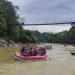 Peserta Geo Fun Rafting menyusuri sungai Batang Merangin. (Foto: doc.Erwin)