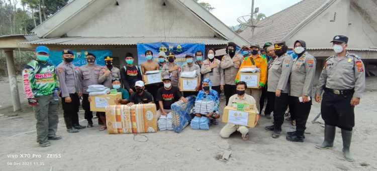 Peduli Korban Erupsi Semeru, Polwan RI Salurkan Bansos dan Gelar Trauma Healing (foto: Humas polri)