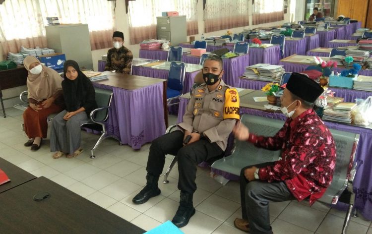 Kapolres Merangin AKBP Irwan Andy Purnawan bersama Zahra dan Pihak Sekolah SMPN 1 Merangin (Foto: Ade ampar)