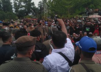 Al Haris Gubernur Jambi sanemui demonstran (foto: Ichsan ampar)