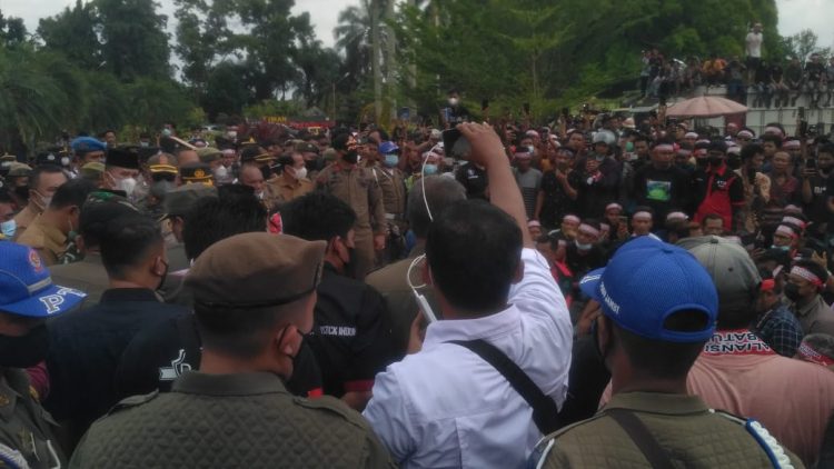 Al Haris Gubernur Jambi sanemui demonstran (foto: Ichsan ampar)