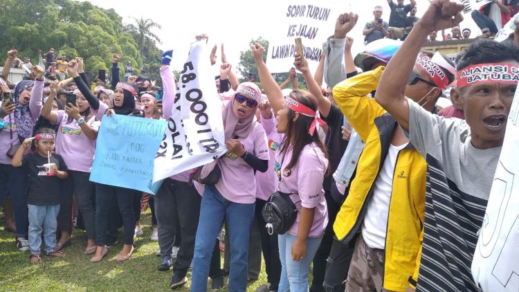 Isteri Drive Angkutan Batubara ikut aksi di depan Kantor Gubernur Jambi, Senin (14/12)/ Foto: Ichsan ampar