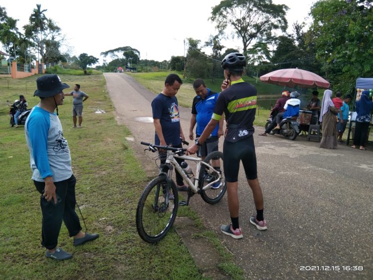 Romi Harianto Bupati Tanjabtim saat melihat persiapan zabag bhayangkara rice (foto: doc.tanjabtim)