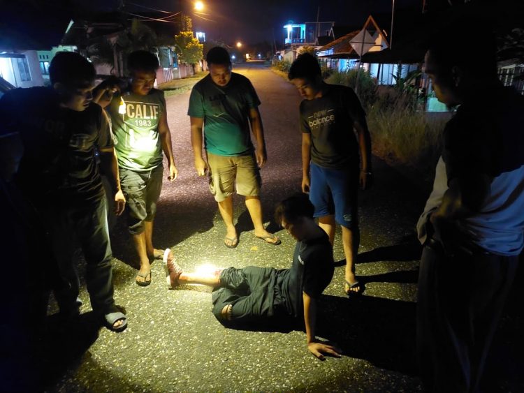 Pria korban pencurian saat di temukan Polisi dan Warga di tengah jalan (Foto; ihsan.ist)