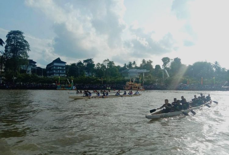 Lomba perahu di danau sipin jambi (Foto: meli)