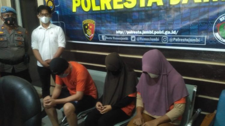 Pelaku perdaganga manusia saat diamankan di Polresta Jambi (Foto: ichsan)