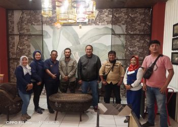 Ketum JMSI Pusat, Teguh Santosa saat berfoto bersama Pengcab JMSI Prabumulih Prov. Sumsel (Foto: Ist.doc)