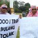 Isteri sopir truk protes bawa poster (foto: ichsan ampar0