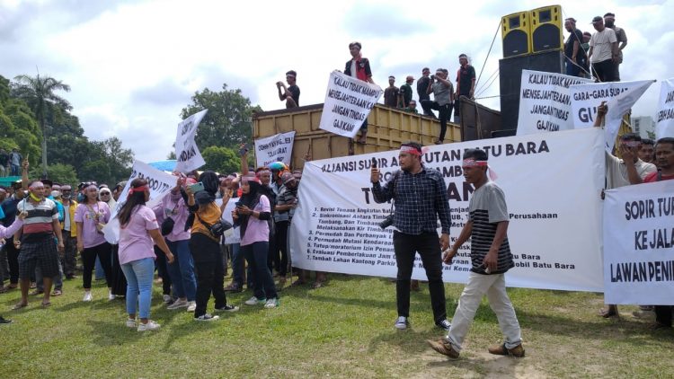 Aliansi sopir truk batubara aksi didepan kantor gubernur Jambi, Senin (13/12) / foto: Ichsan ampar