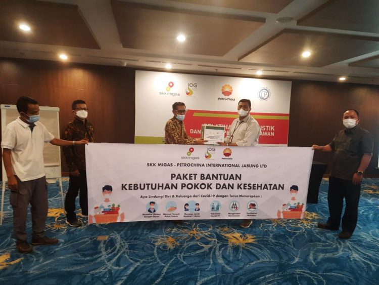 Bantuan 60 paket dari SKK Migas-PetroChina diterima Ketua FJM Provinsi Jambi Mursyid Sonsang secara simbolis, selasa (14/12) / Foto: tim.fjm