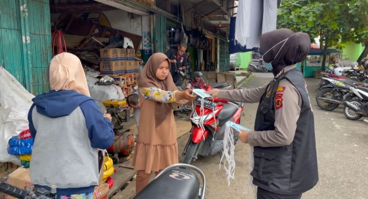 Tim 03 Srikandi Squad-01 Polres Merangin membagikan masker gratis ke Masyarakat (Foto: Ade Ampar)