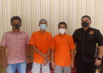 Dua pemuda saat diamankan polisi (foto: ichsan/ist)