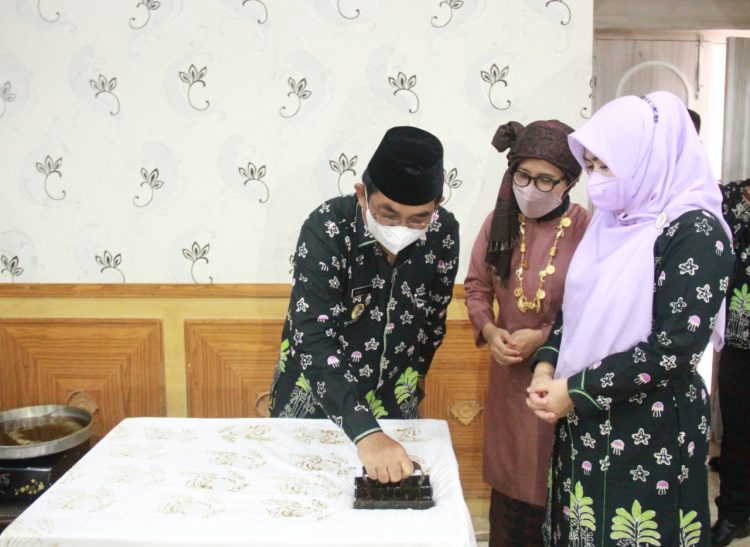 Bupati Anwar sadat menghadiri acara Pelantikan Pengurus 
 Dekranasda (foto: NISAH, FALEW /ist)