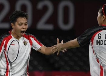 Reaksi ganda putri Indonesia Apriyani Rahayu (kiri) dan Greysia Polii saat melawan Chen Qing Chen dan Jia Yi Fan dari China pada final badminton ganda putri Olimpiade Tokyo 2020 di Musashino Forest Sport, Senin (2/8/2021). Greysia / Apriyani menang 21-19 dan 21-15. (Alexander NEMENOV/AFP)