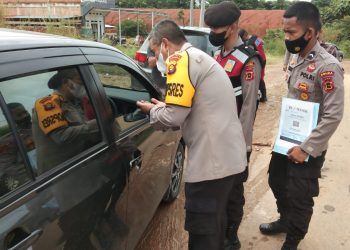 Kapolres saat berbincang dengan pengunjung wisata (Foto: doc.@humas)