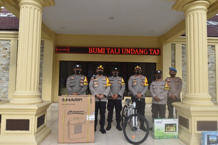 Sukses Genjot Vaksinasi, Personel Polres Merangin Diapresiasi juga Terima Hadiah (Foto: doc. @humas)