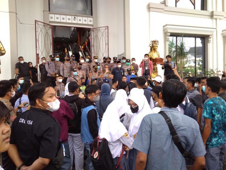 Aksi demo soal