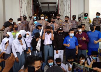 Al Haris saat menemui pendemo di halaman gedung DPRD Provinsi Jambi (Foto: Anton)