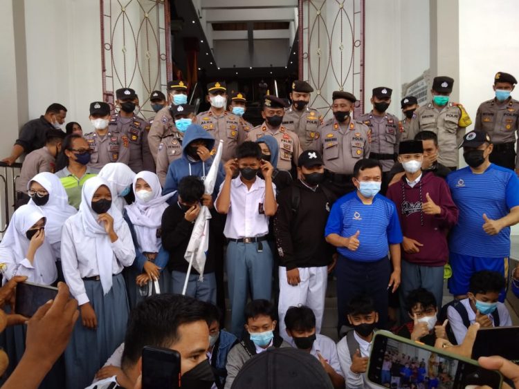 Al Haris saat menemui pendemo di halaman gedung DPRD Provinsi Jambi (Foto: Anton)