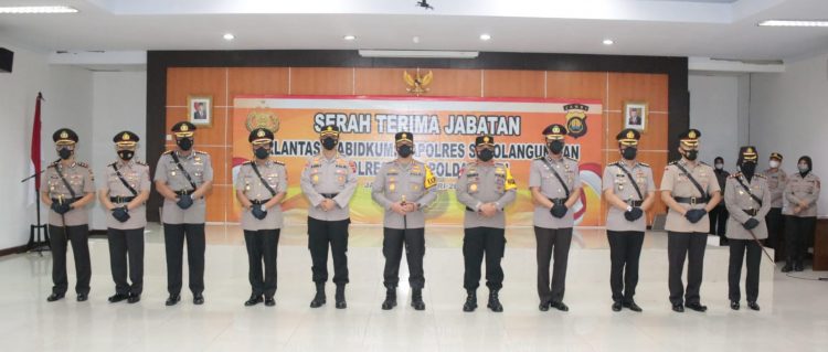 Kapolda Jambi Irjen Pol A Rachmad Wibowo, SIk memimpin langsung upacara Serah Terima Jabatan dua Pejabat Utama Polda Jambi dan dua Kapolres Jajaran Polda Jambi bertempat di lantai 4 Gedung Utama Mapolda Jambi, Rabu (05/1/22) (Foto: Doc.@humas)