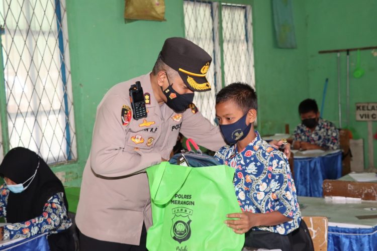 Kapolres Merangin Kunjungi Anak Asuhnya di SMPN 1 / AMPAR